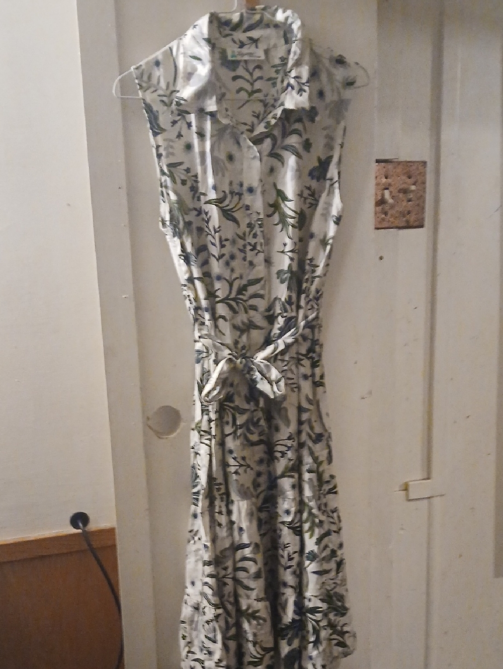 Lapogee Collared Floral SleeveLess Dress with belt At Waist - White & Green Lg.